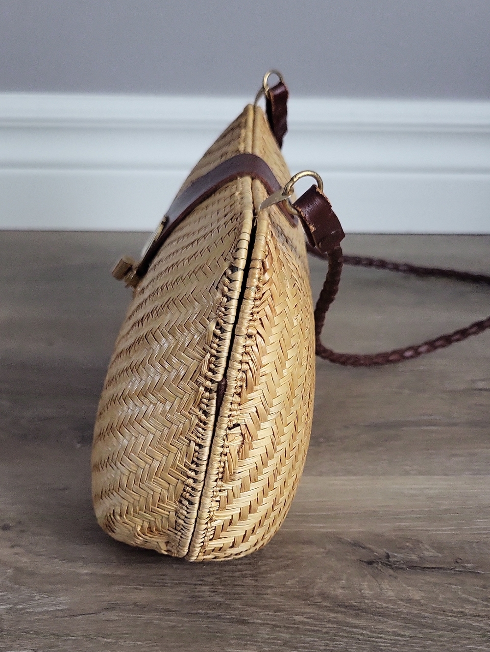 Vintage Woven Straw Rattan shoulder Bag with Leather Trim & Statement Clasp - Picture 8 of 16